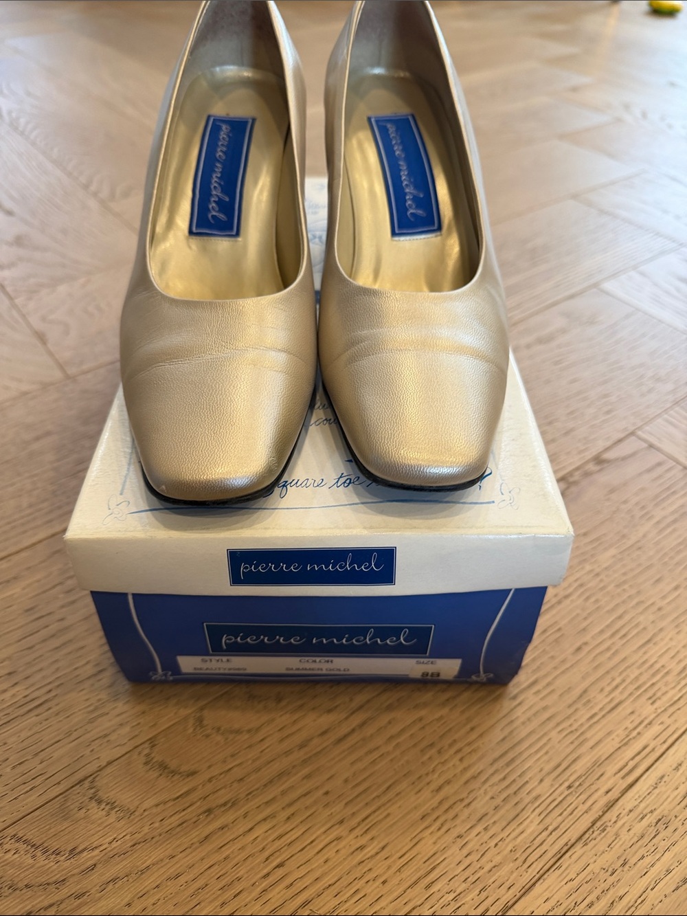Vintage Pierre Michel Gold Pumps, size 8